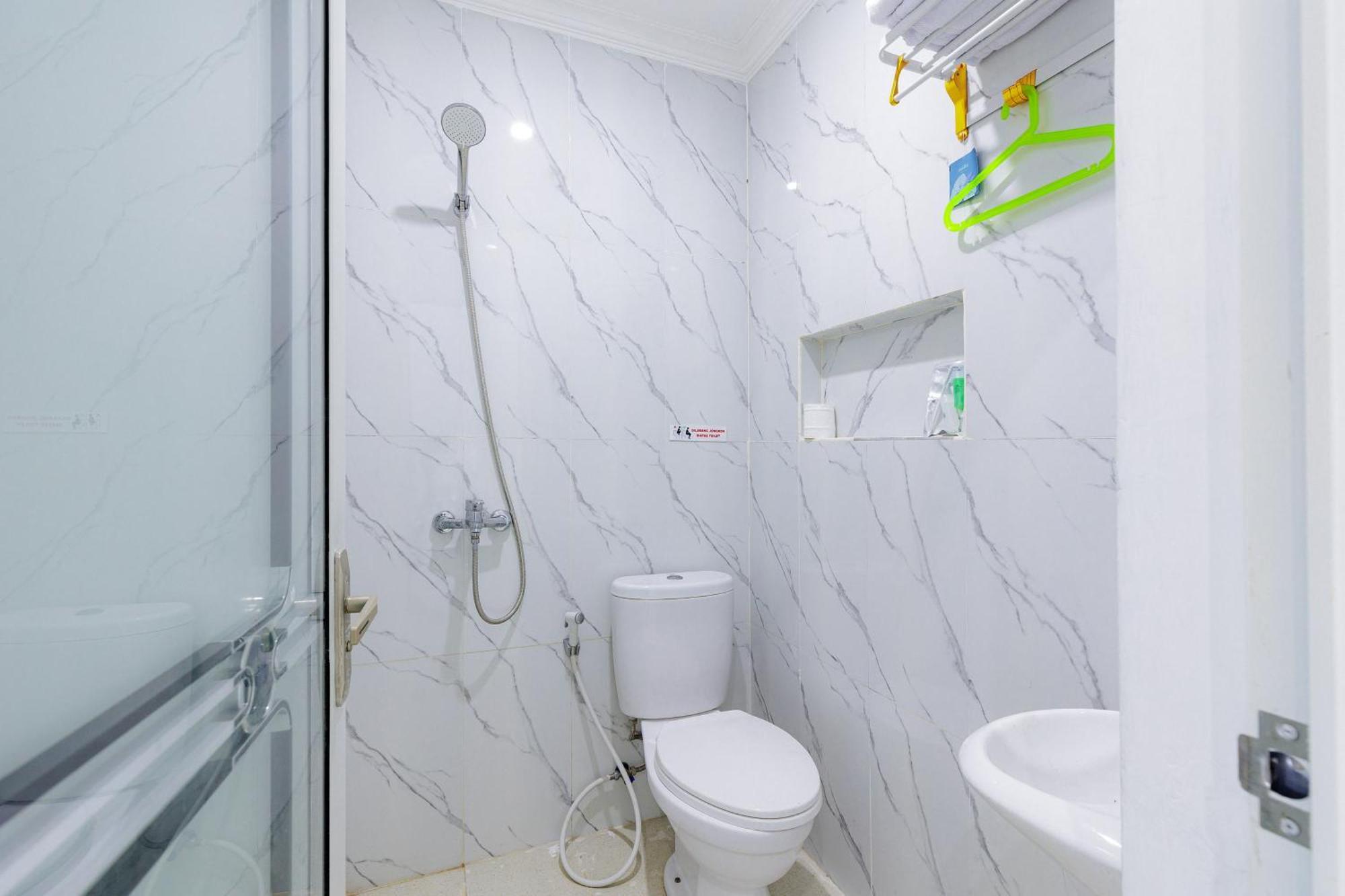 Urbanview Hotel Amira Syariah Bogor Pamoyanan Экстерьер фото