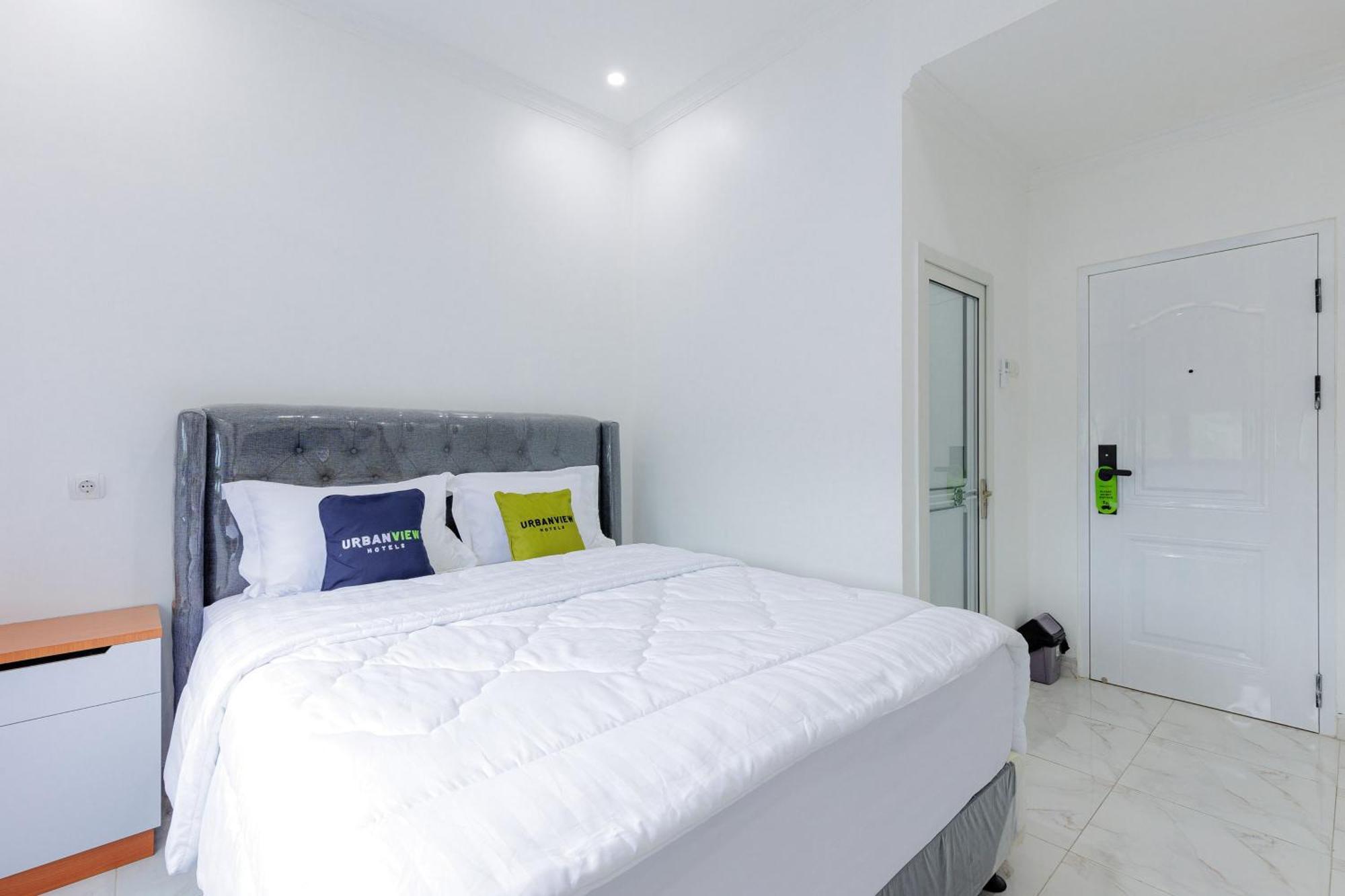 Urbanview Hotel Amira Syariah Bogor Pamoyanan Экстерьер фото